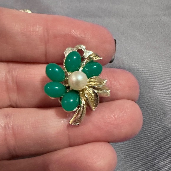 Christmas wreath pin and matching clip earrings - Picture 9 of 10